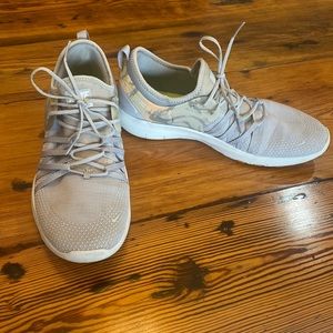 NIKE FREE TR 7 WOMENS ATHLETIC SHOES RUNNING TRAINING WALKING GRAY LOW SIZE 10.5